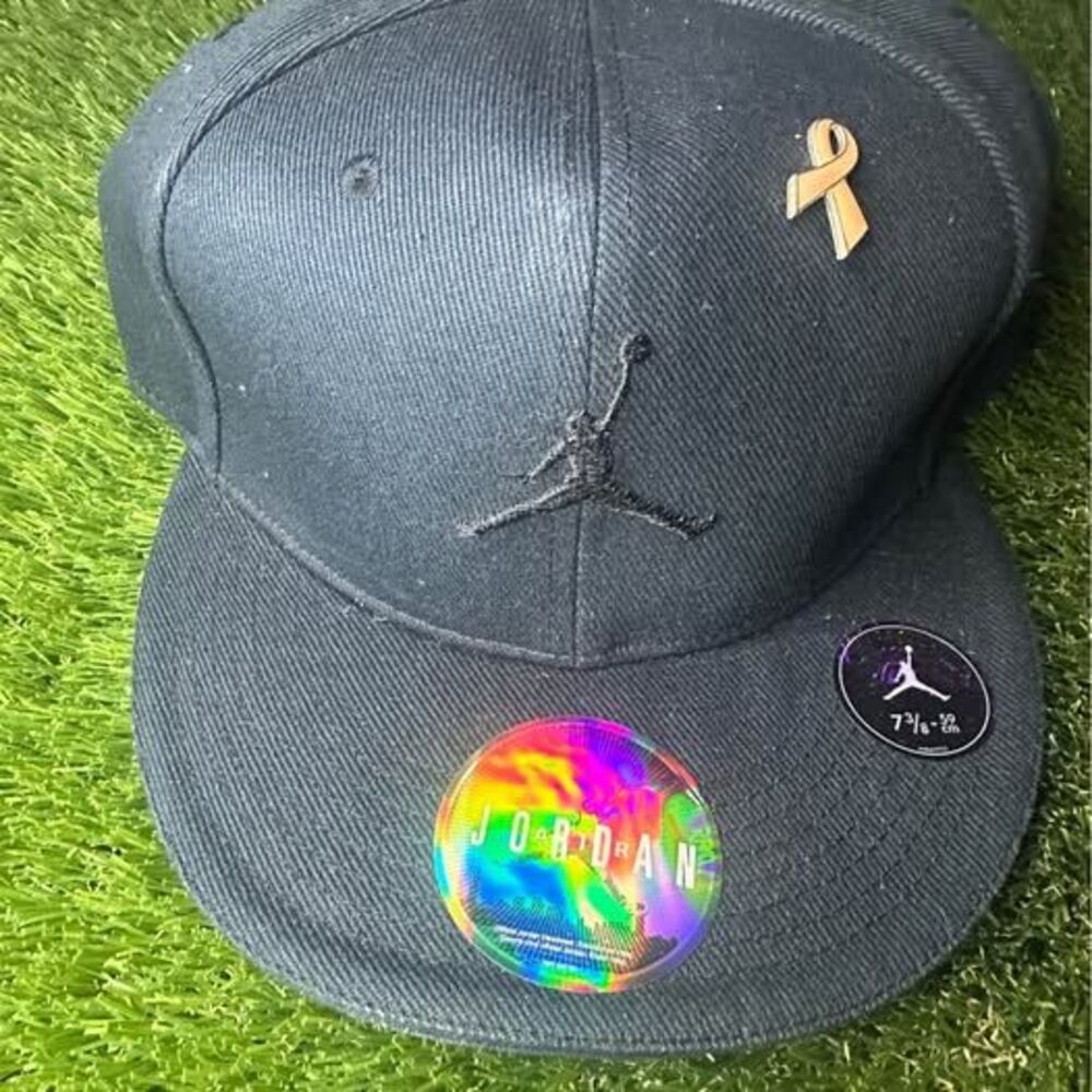 Jordan Jumpman Black Fitted Hat Size 7 3/8 59cm Hologram Sticker pink Ribbon Pin